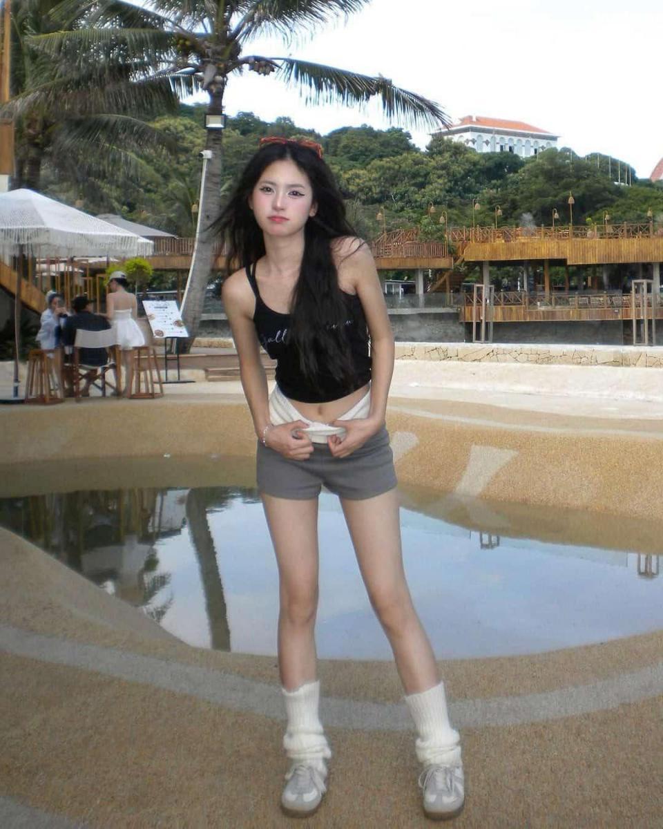 Hình ảnh cô gái xinh đẹp với ngực to và đùi sắc đẹp