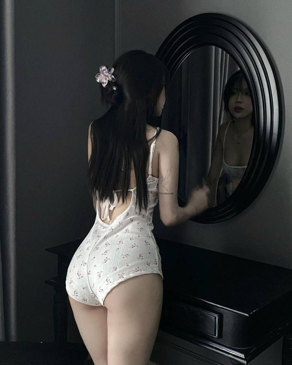 Ảnh gái xinh ngực to, đùi sắc đẹp tóc đen