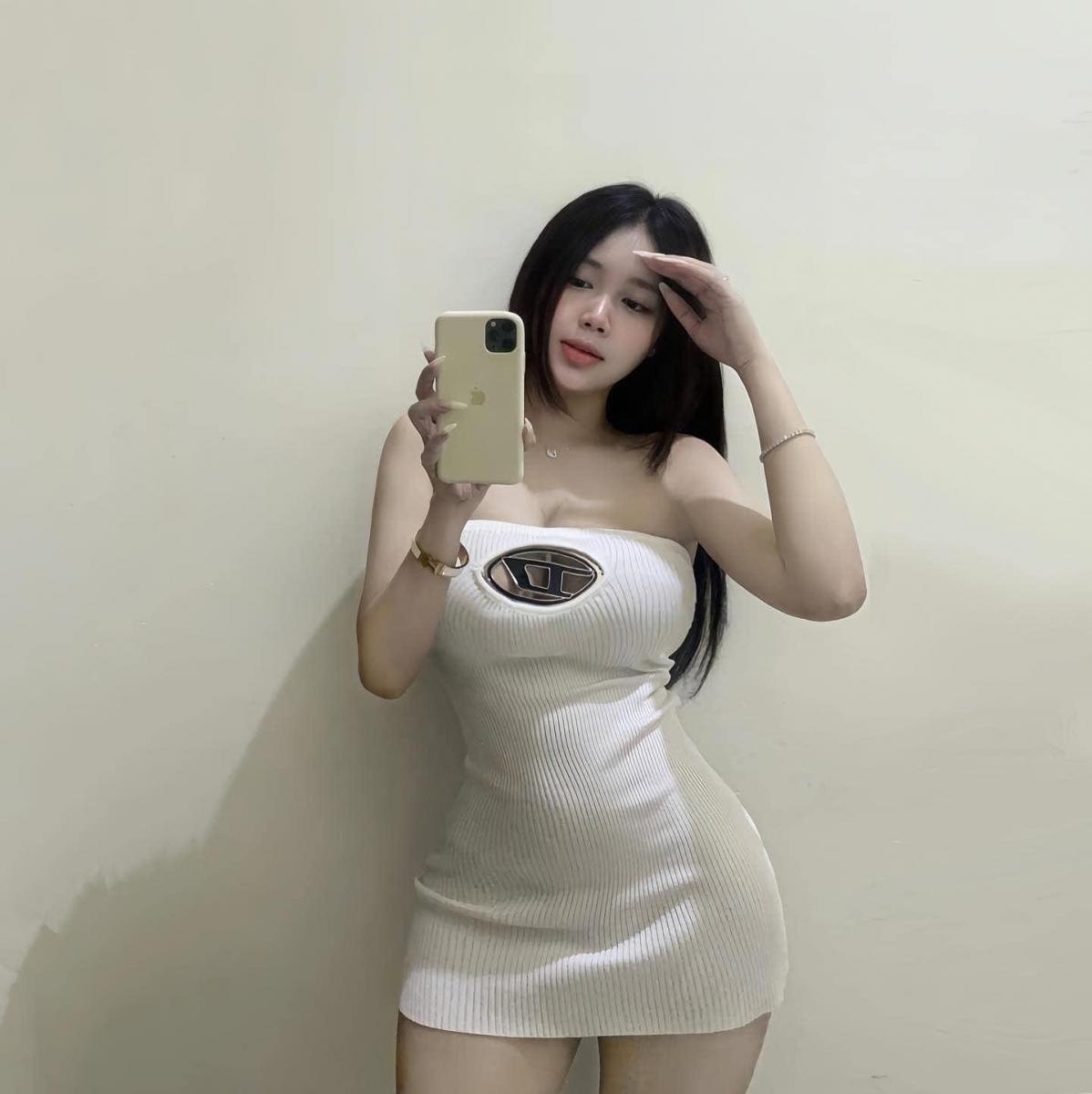 Ảnh gái xinh ngực to, đùi thắt lưng gợi cảm