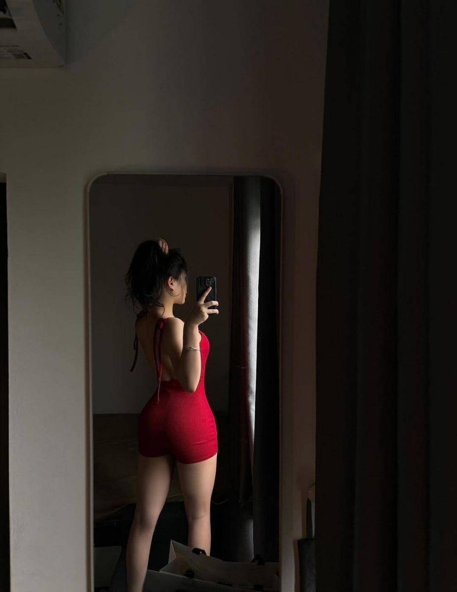 Gái xinh sexy với ngực to và đùi thật quyến rũ