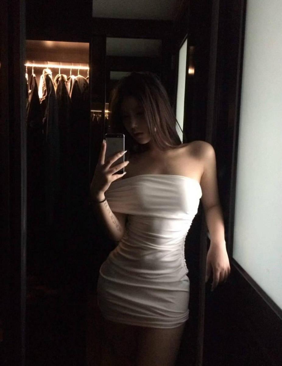 Gái Xinh Mặc Váy Ngắn, Lung Linh Và