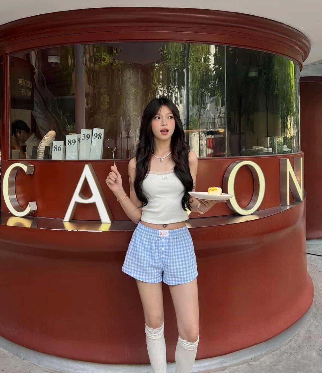 Gái Xinh Sexy Với Ngực To, Mu Gái
