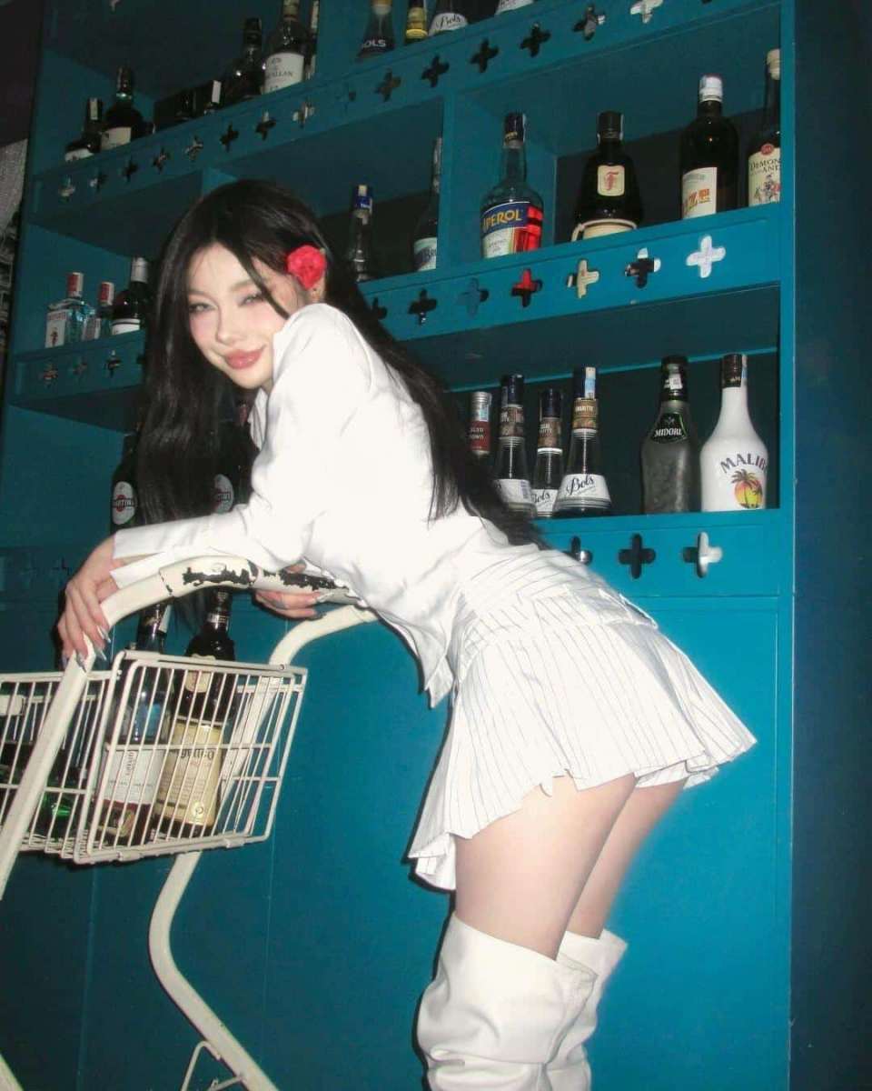 Gái Xinh Đeo Khẩu Trang Quyến Rũ Và Nhỏ Tuổi