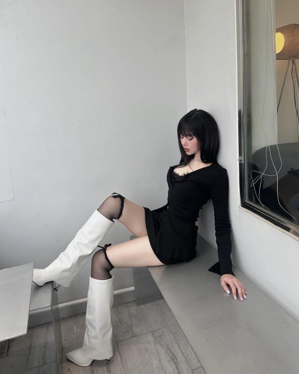 Ảnh nền gái xinh ngực to, tóc đen - 18 gái xinh