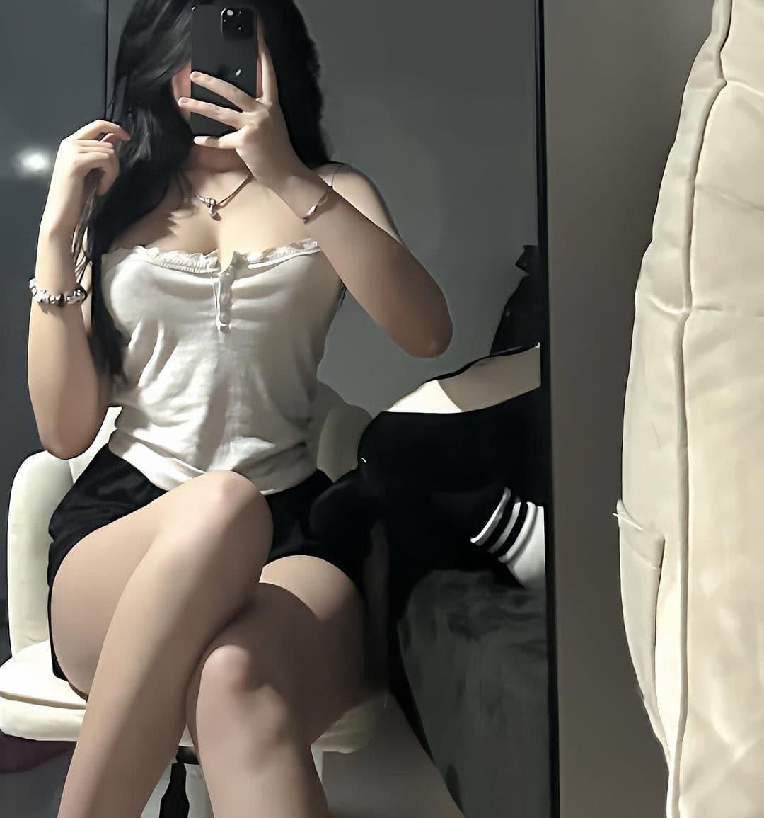 Gái xinh bikini gợi cảm với tóc ngắn sexy