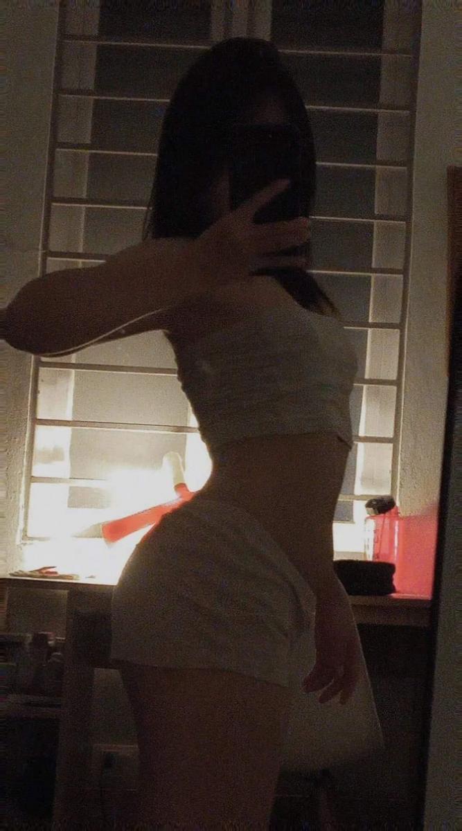Gái xinh lọt khe với body quyến rũ