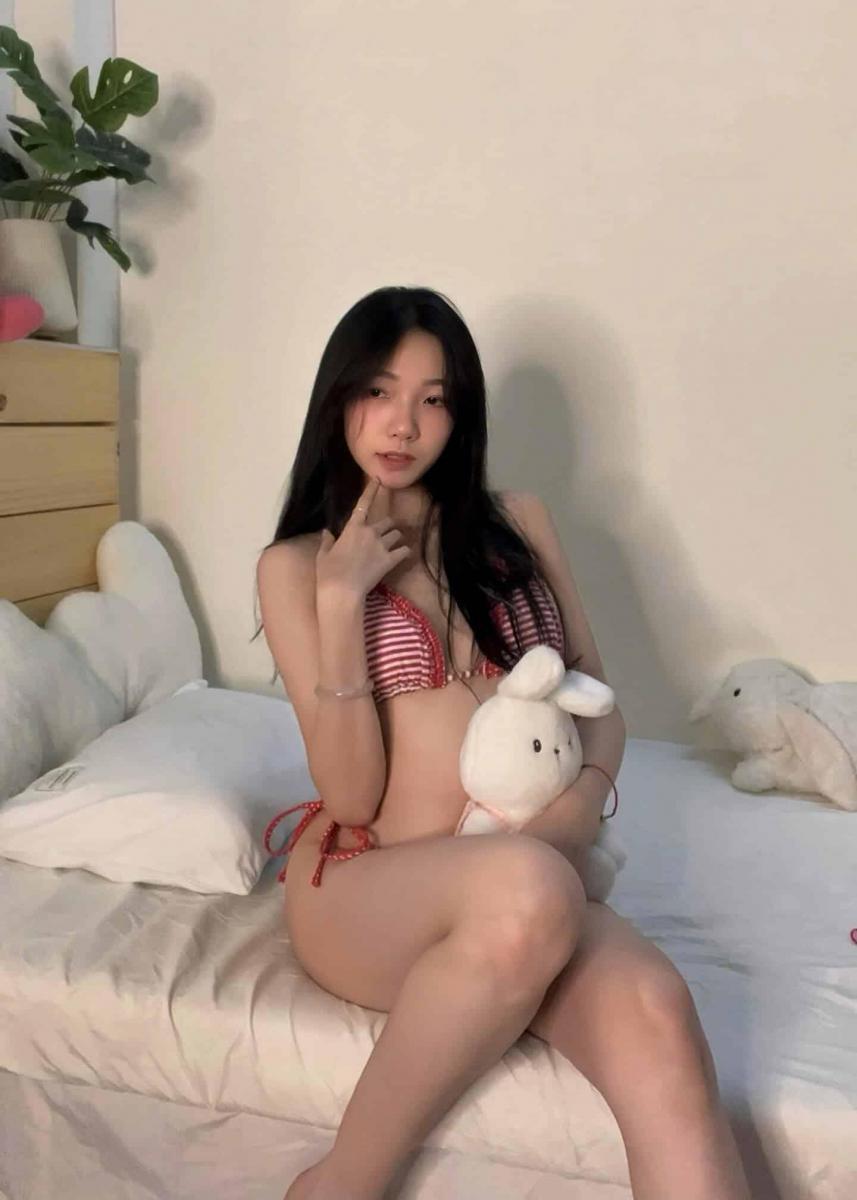 Gái Xinh Đẹp Với Tóc Đen Dài