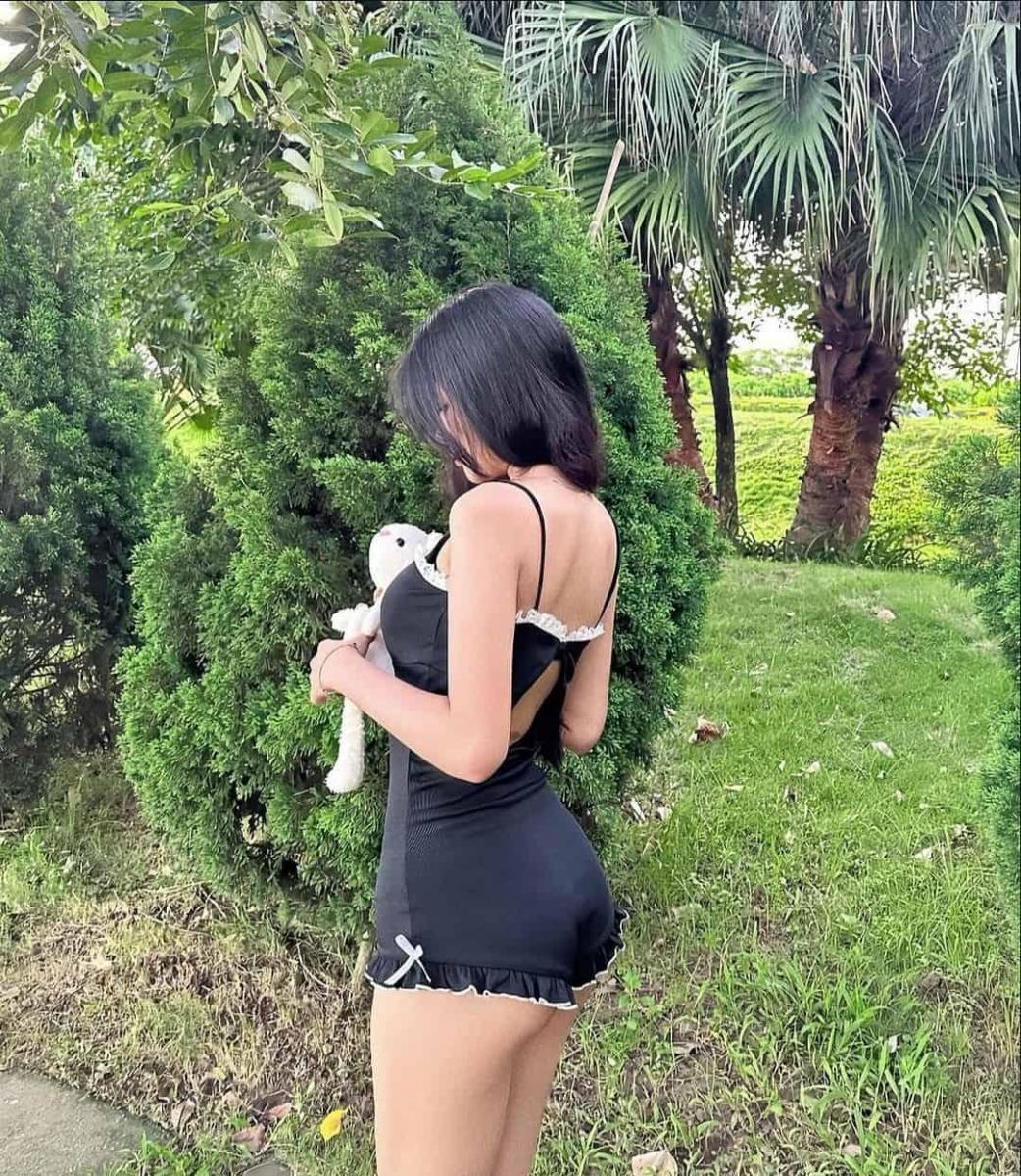 Ảnh gái xinh tóc ngắn cute trong váy ngủ