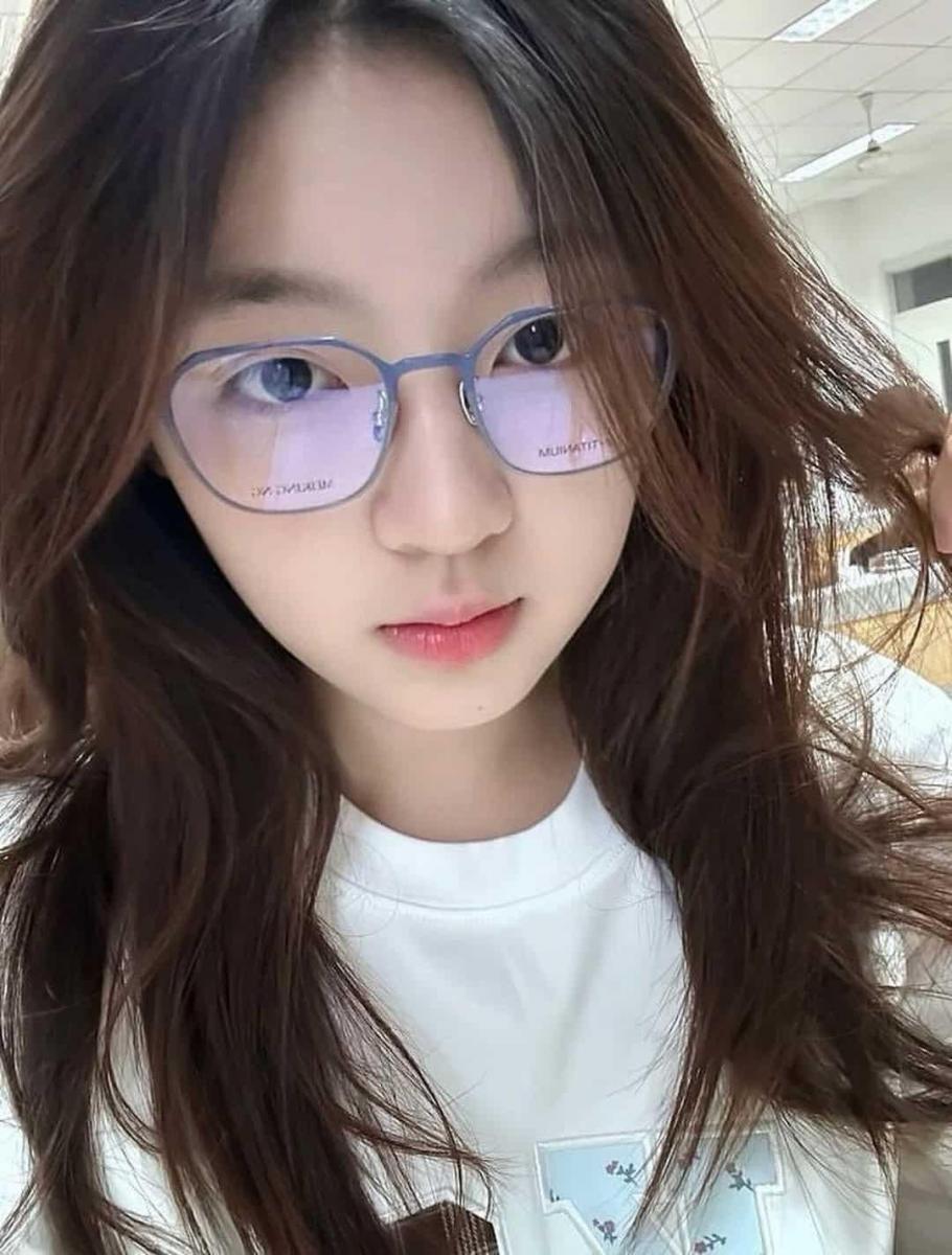 Anh Gái Xinh Ngực To Kính Mắt Đẹp