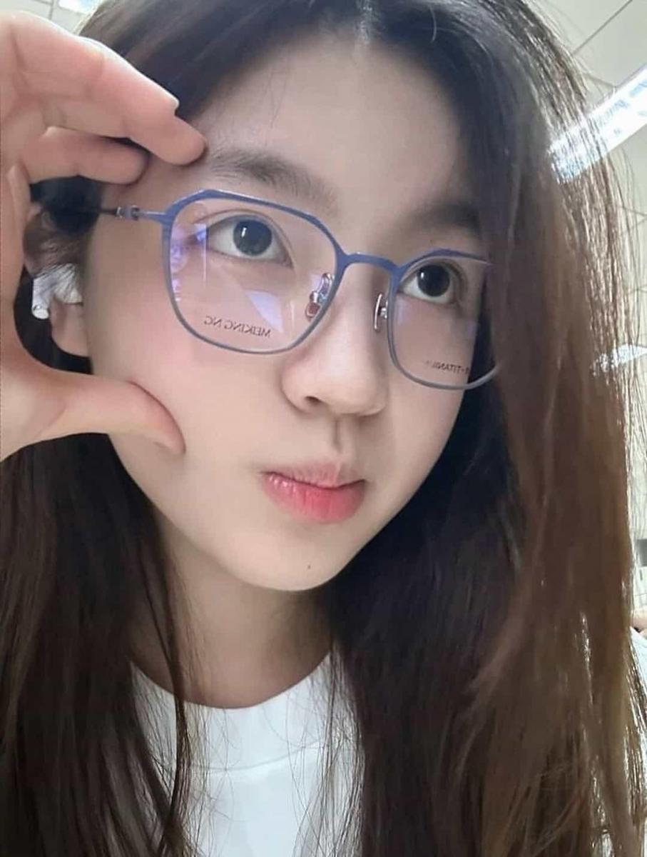 Mặt gái đẹp đeo kính xinh - Ảnh gái cute đeo mắt kính