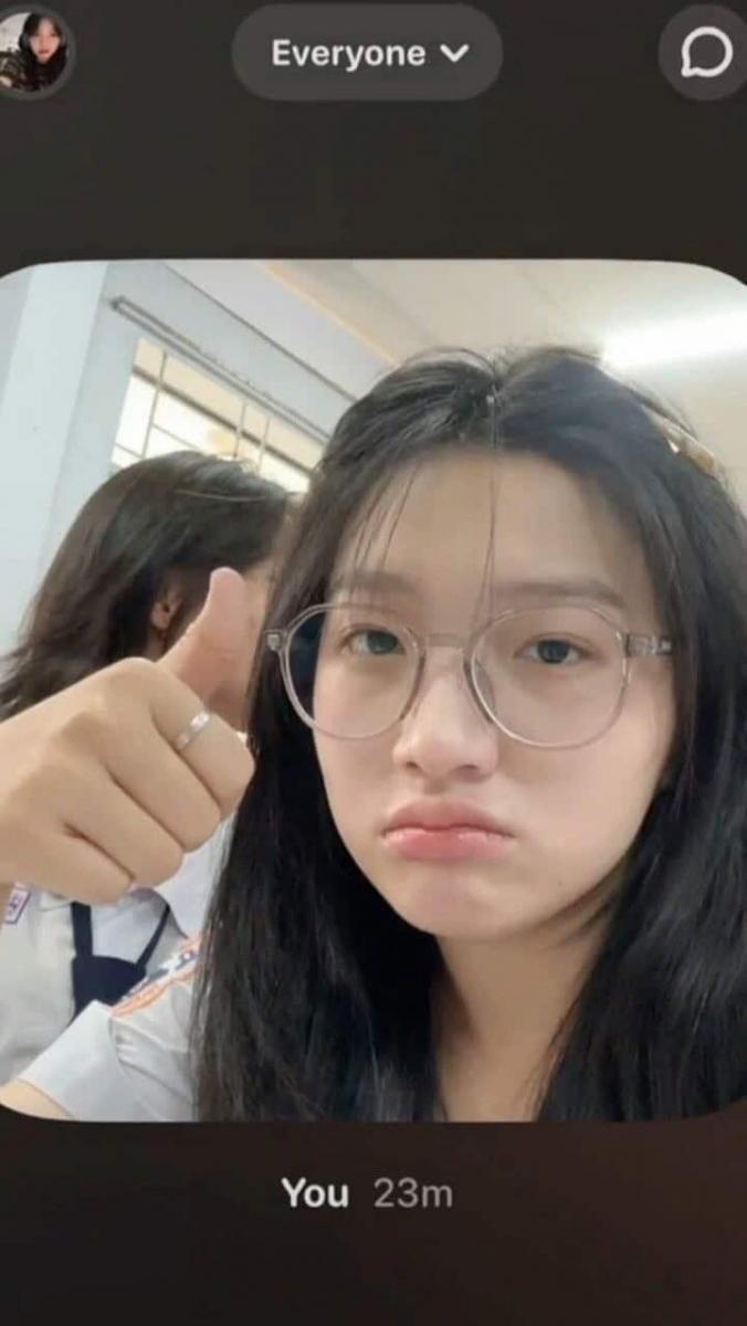 Ảnh gái xinh đeo mắt kính che mặt đẹp