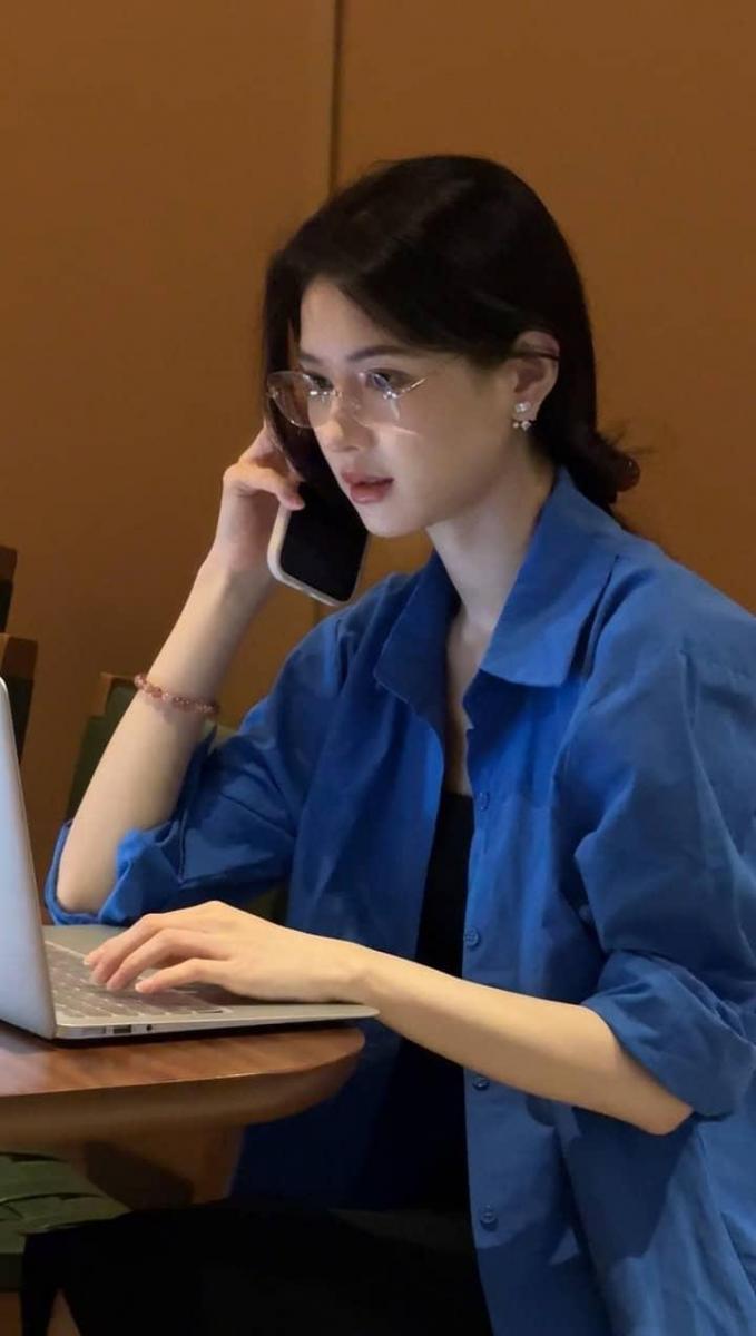 Ảnh gái xinh đeo mắt kính che mặt đẹp