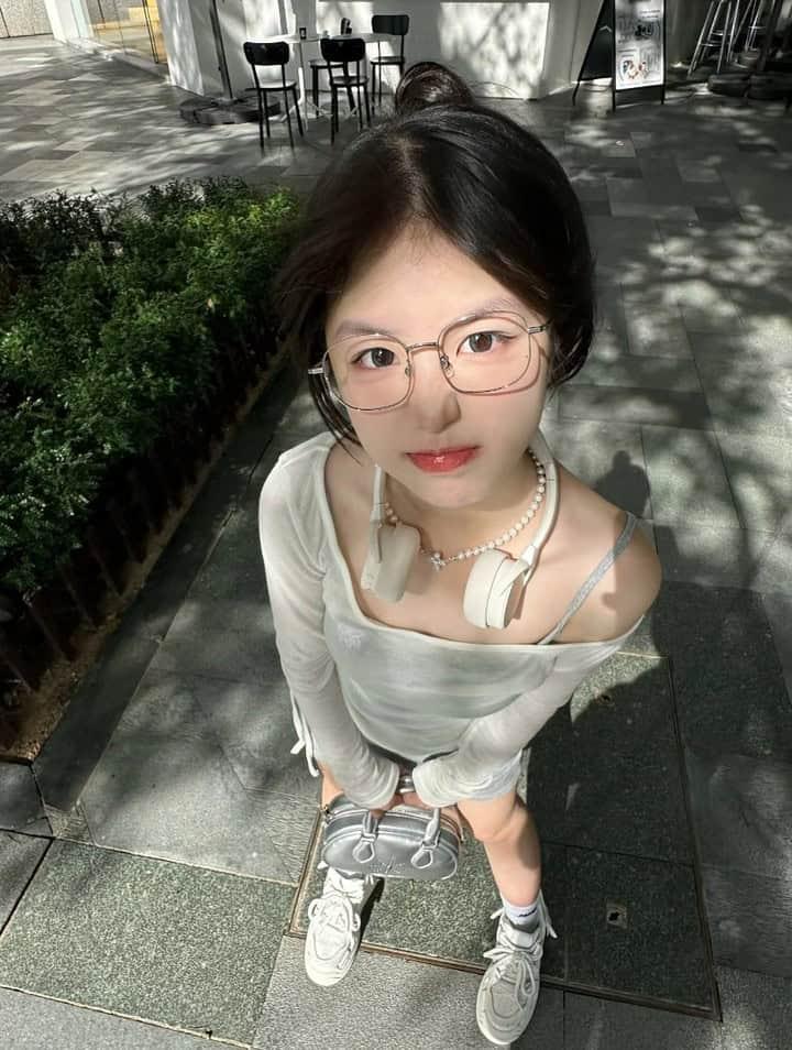 Gái Xinh Đeo Mắt Kính