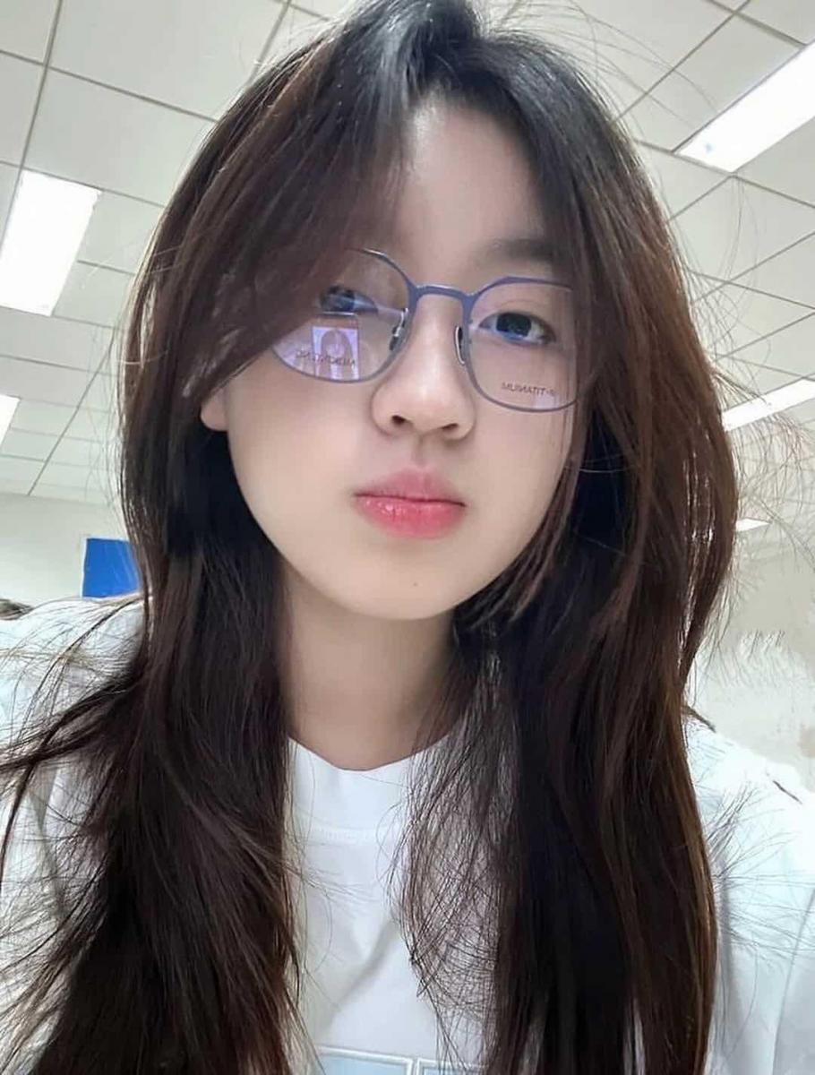 Ảnh gái xinh cute đeo kính đẹp nhất