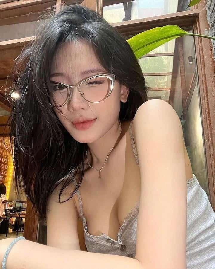 Ảnh gái xinh đeo kính đẹp lung linh