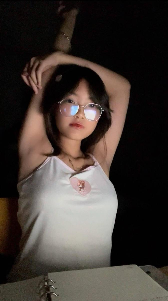 Gái Xinh Đeo Kính Đen