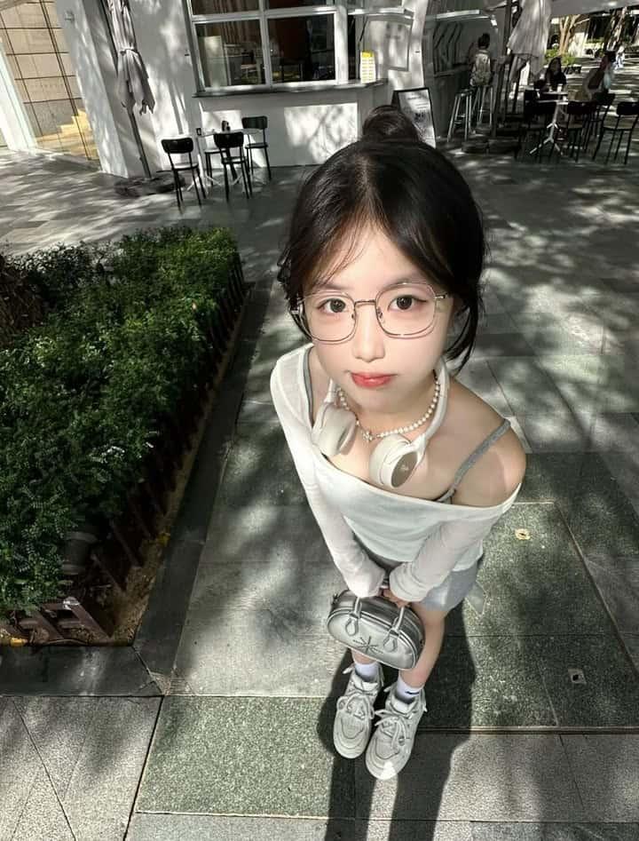 Hình ảnh gái xinh đeo mắt kính thời trang
