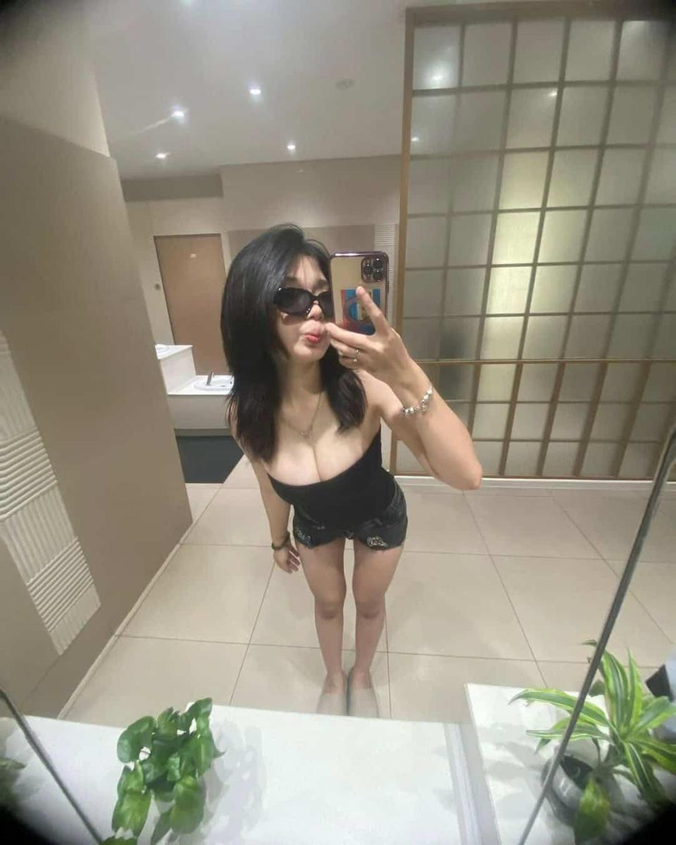 Ảnh gái xinh đeo mắt kính tóc ngắn và tóc dài