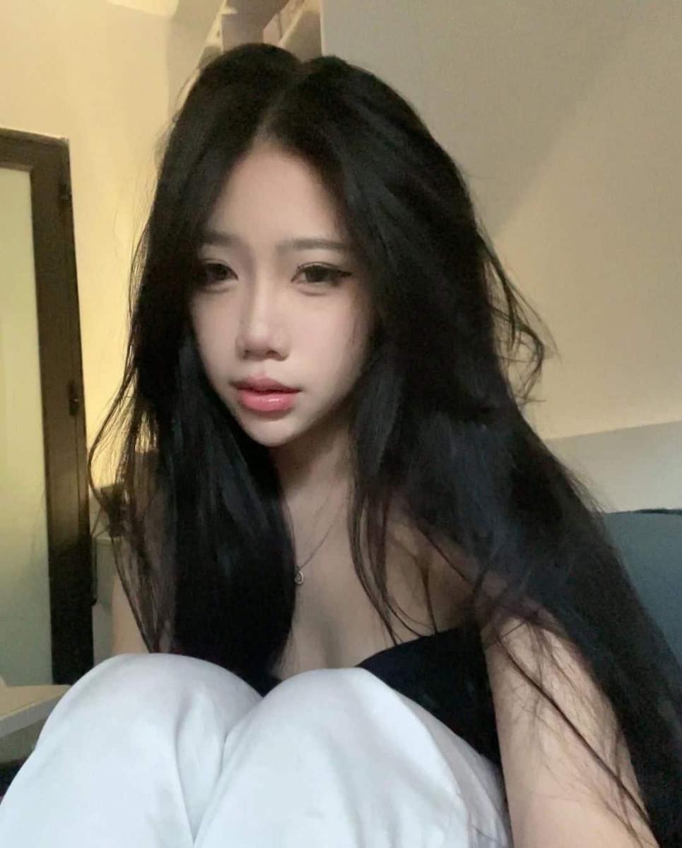 Ảnh gái xinh sexy với ngực to, lộ mặt mày mới