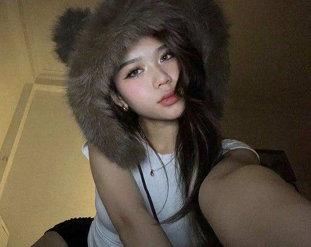 Ảnh gái xinh ngực to, long mày mới