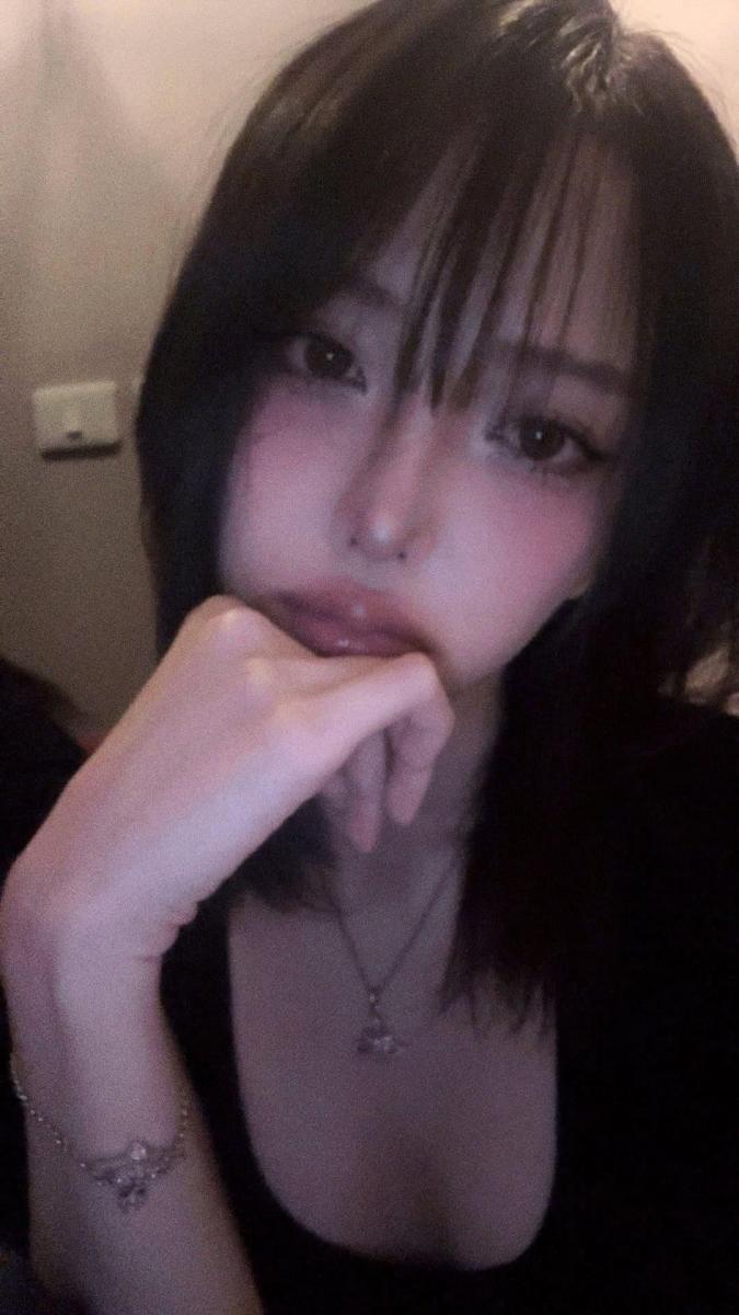 Gái Xinh Quyến Rũ Đeo Kính Ngầu
