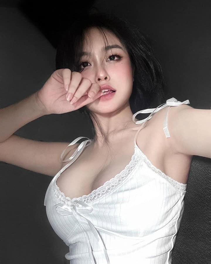 Gái xinh 2k8 với ngực to, đẹp tự nhiên