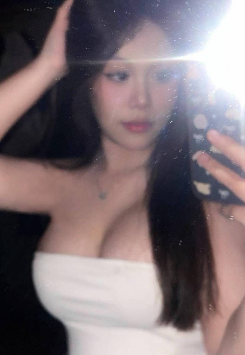 Gái xinh sexy với ngực to và tóc đen