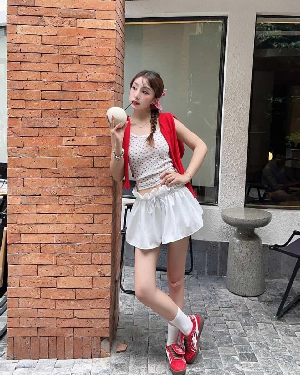 Gái đẹp coi đồ, gái đẹp mông to trong bộ bikini xinh
