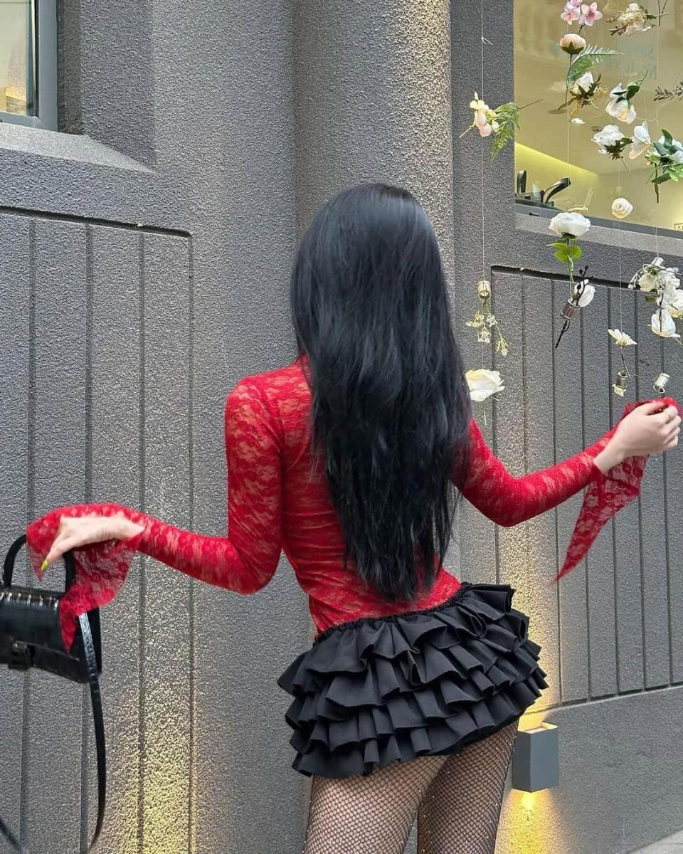 Ảnh gái xinh ngực to mặc đồ thời trang đen