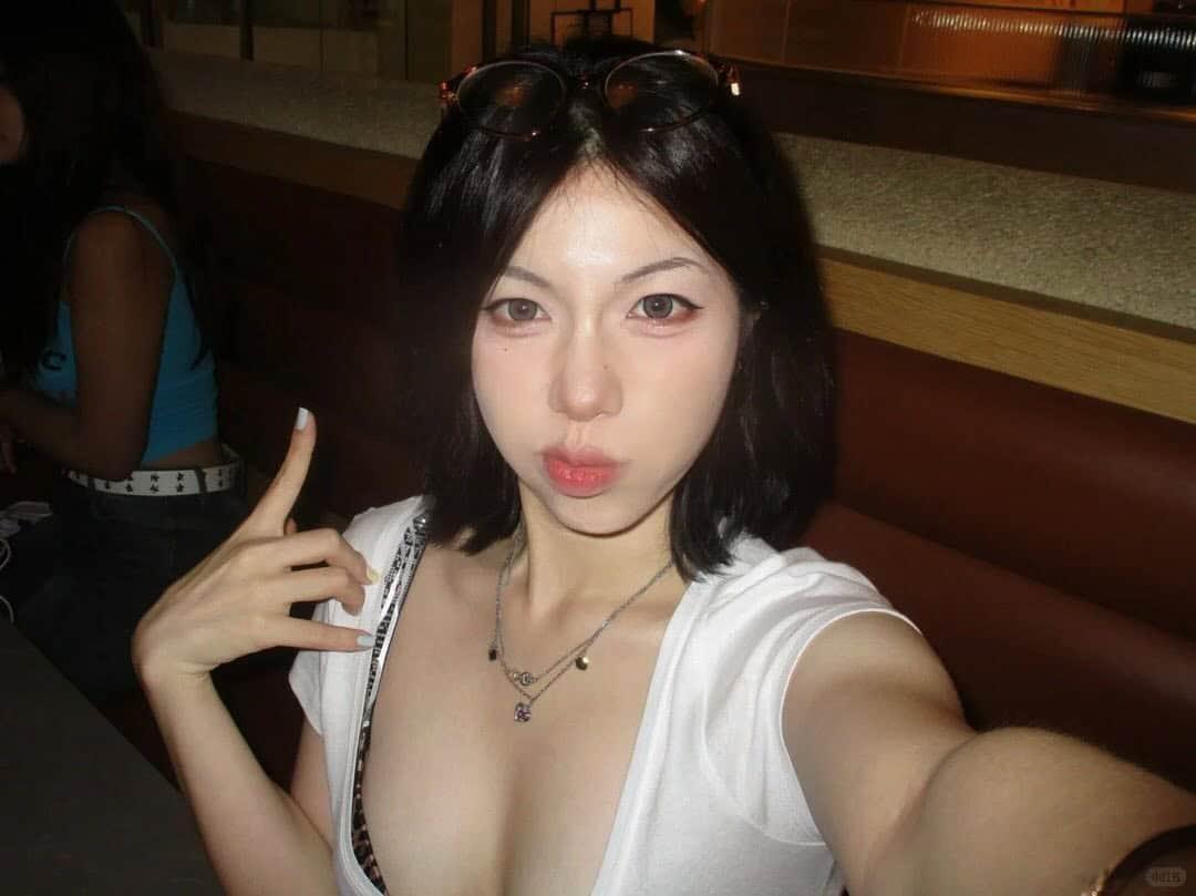 Ảnh gái xinh tóc ngắn cute và mặc váy ngủ đẹp