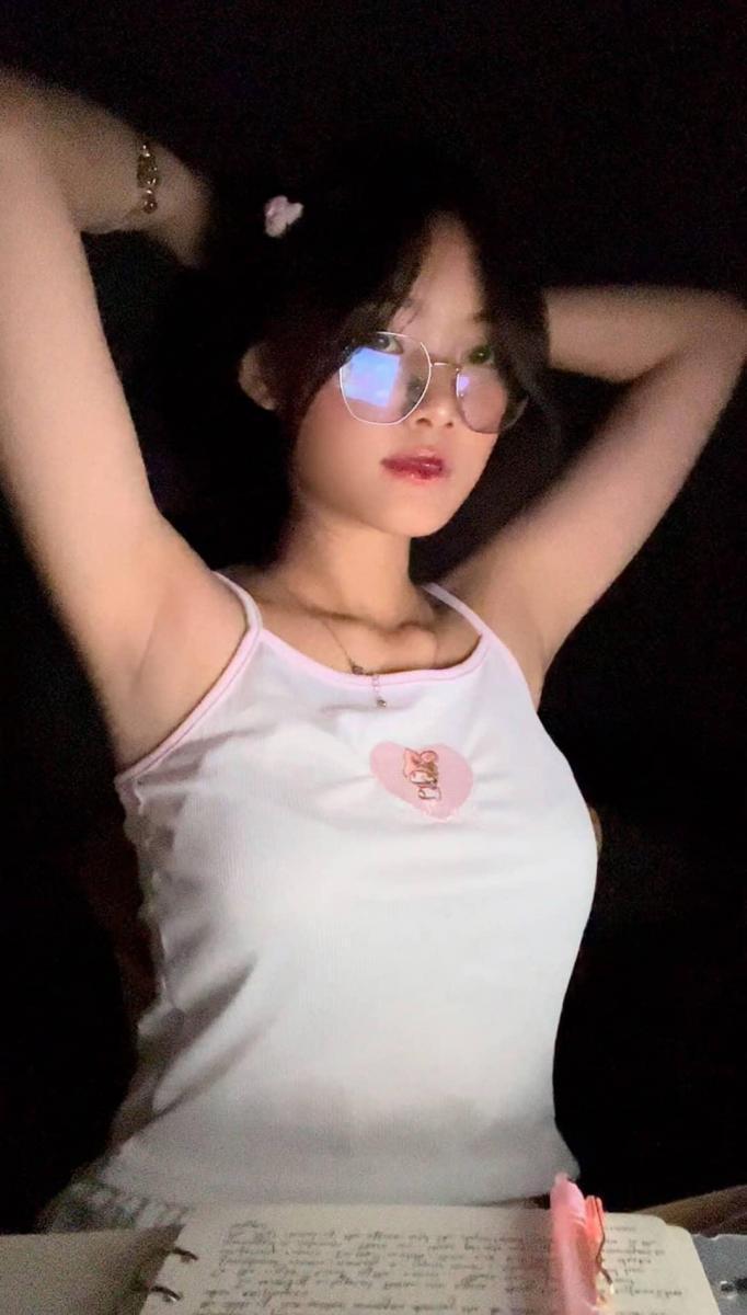 Ảnh gái xinh đeo mắt kính đẹp nhất