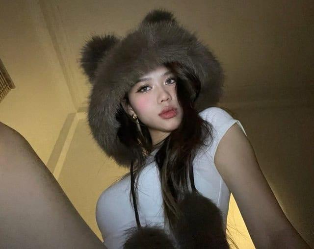Gái xinh cởi áo quần trong bộ sưu tập mới