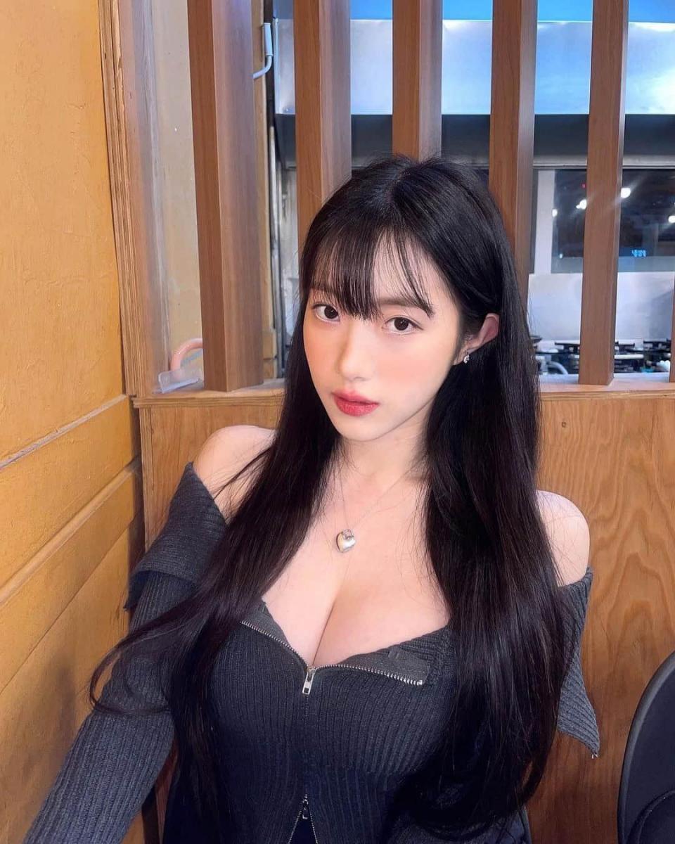 Ảnh gái xinh đáng yêu với ngực to mới sắc đẹp tóc đen