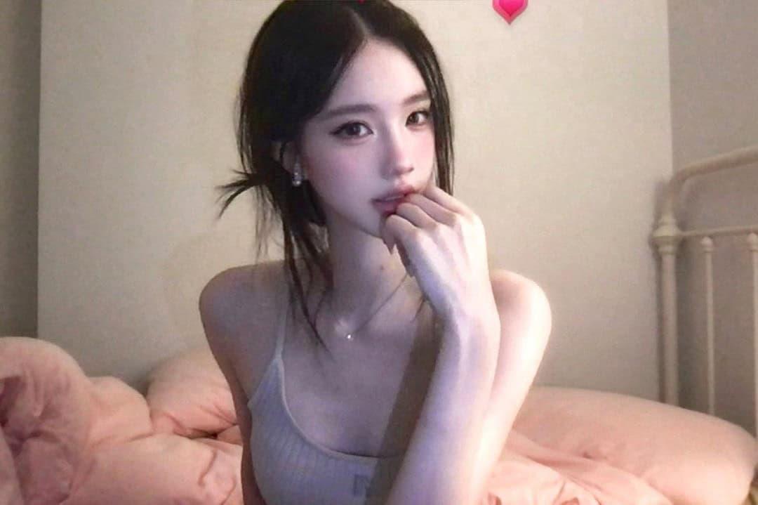 Gái Xinh Ngủ Với Tóc Gái Xinh Và Ngực To