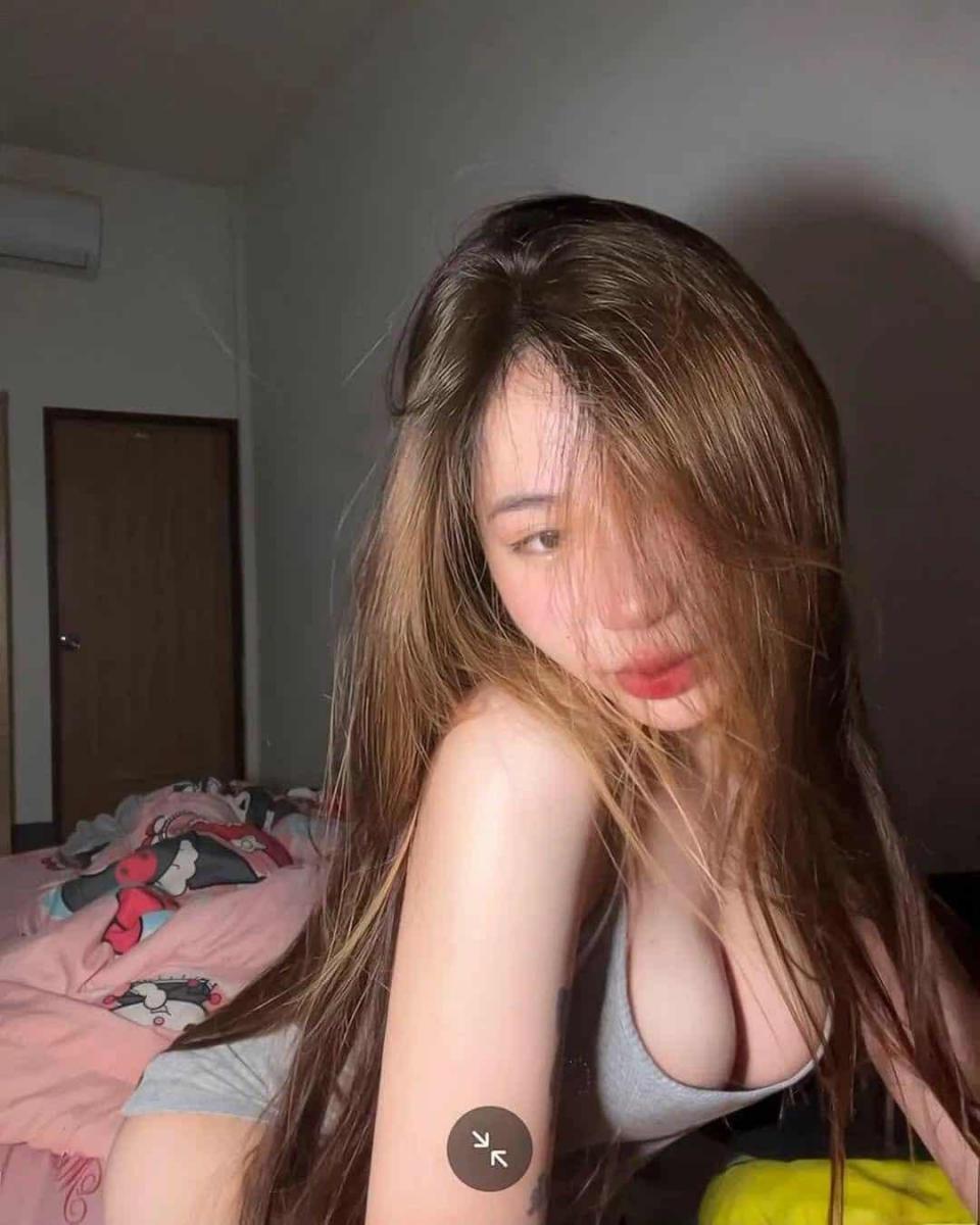 Gái xinh tóc dài đeo kính quyến rũ