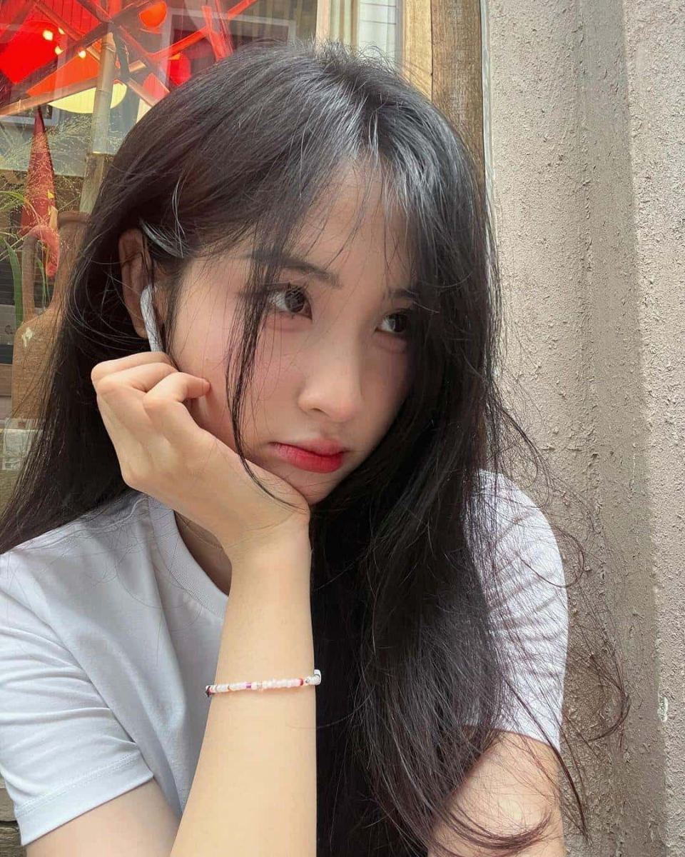 Ảnh gái xinh ngầu với tóc đen dài