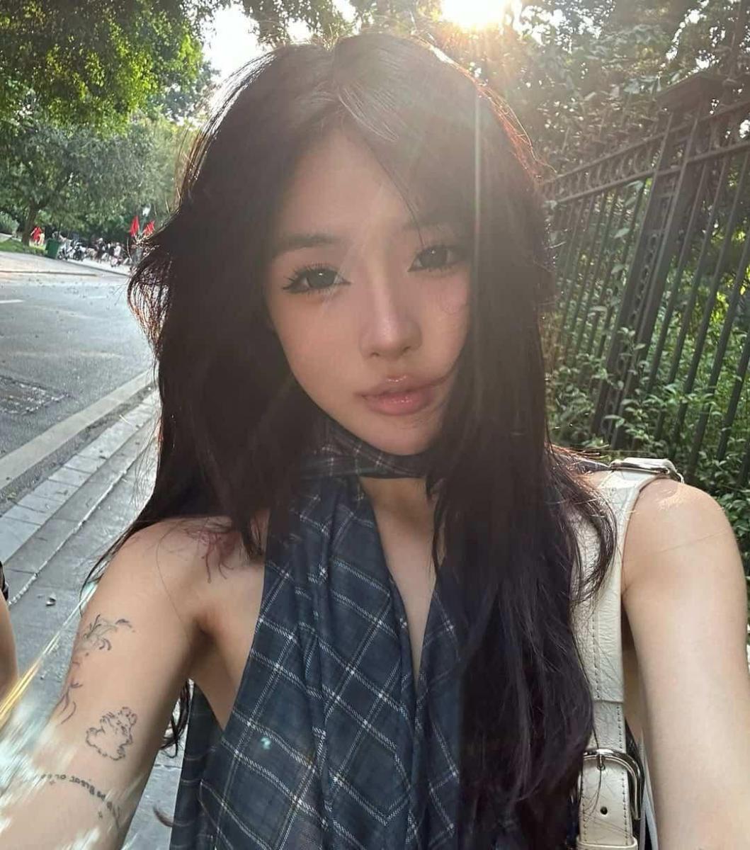 Ảnh gái đẹp khoe hàng với ngực to và tóc đen