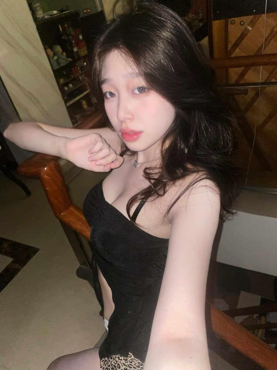 Ảnh gái xinh ngực to mới tóc đen sắc đẹp