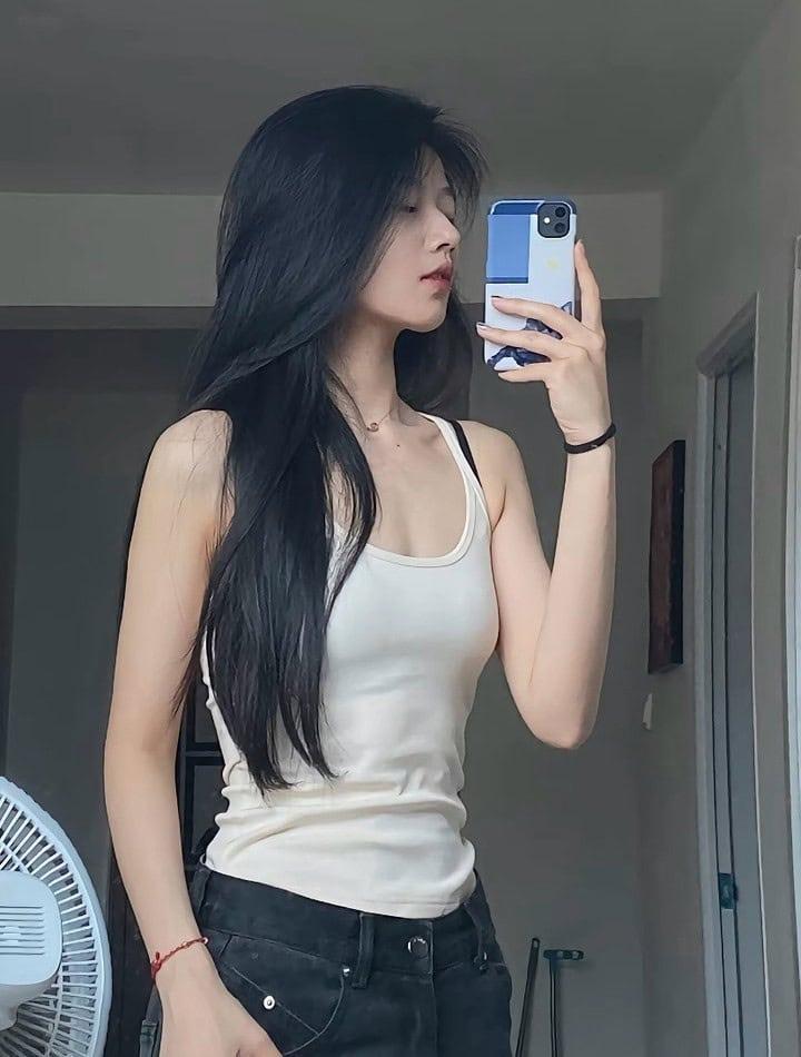 Bộ ảnh gái xinh sexy với ngực to và tóc đen