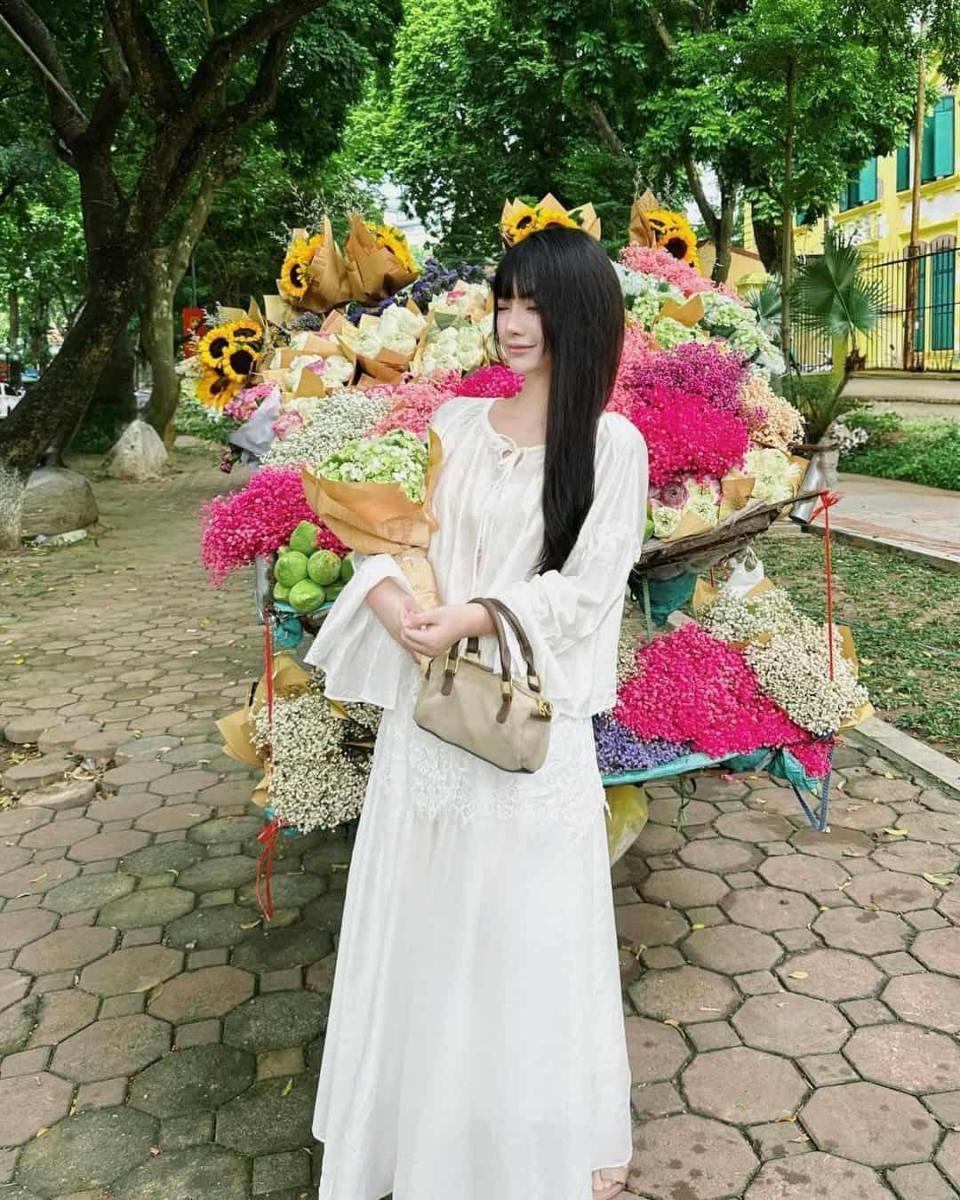 Ảnh gái xinh lộ mu cao đẹp bên hoa