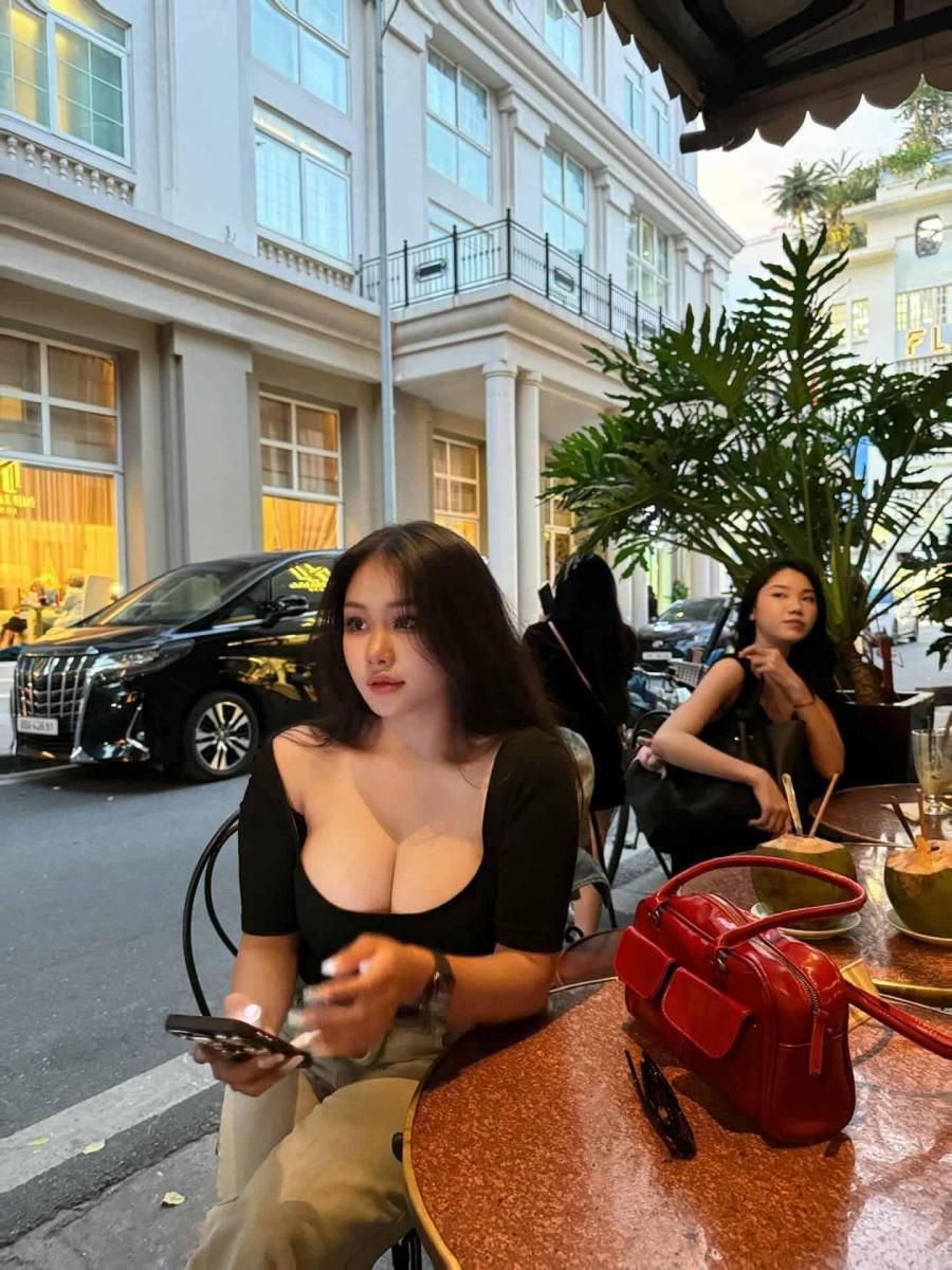 Gái xinh trong bar - Người mẫu xe sang trọng