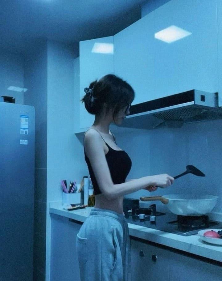 Ảnh gái xinh ngầu với ngực to trong phòng bếp