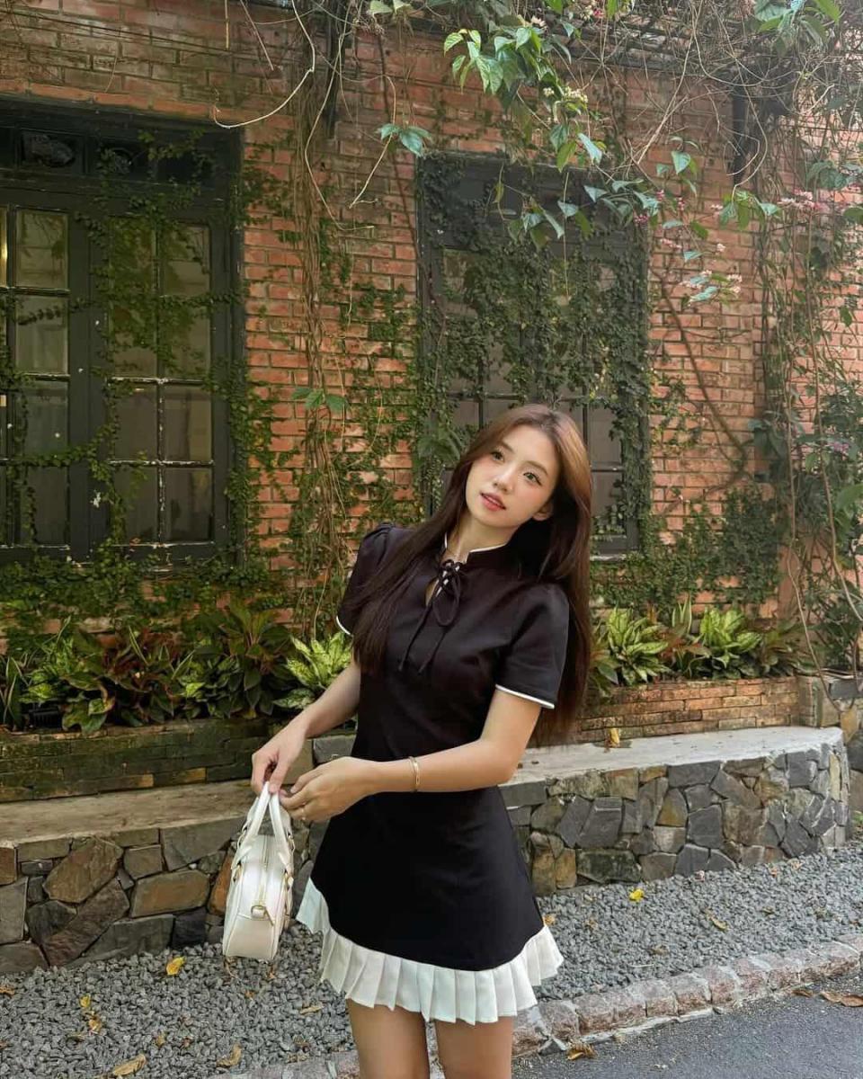 Gái xinh mặc áo dài trắng trong bộ sưu tập mới