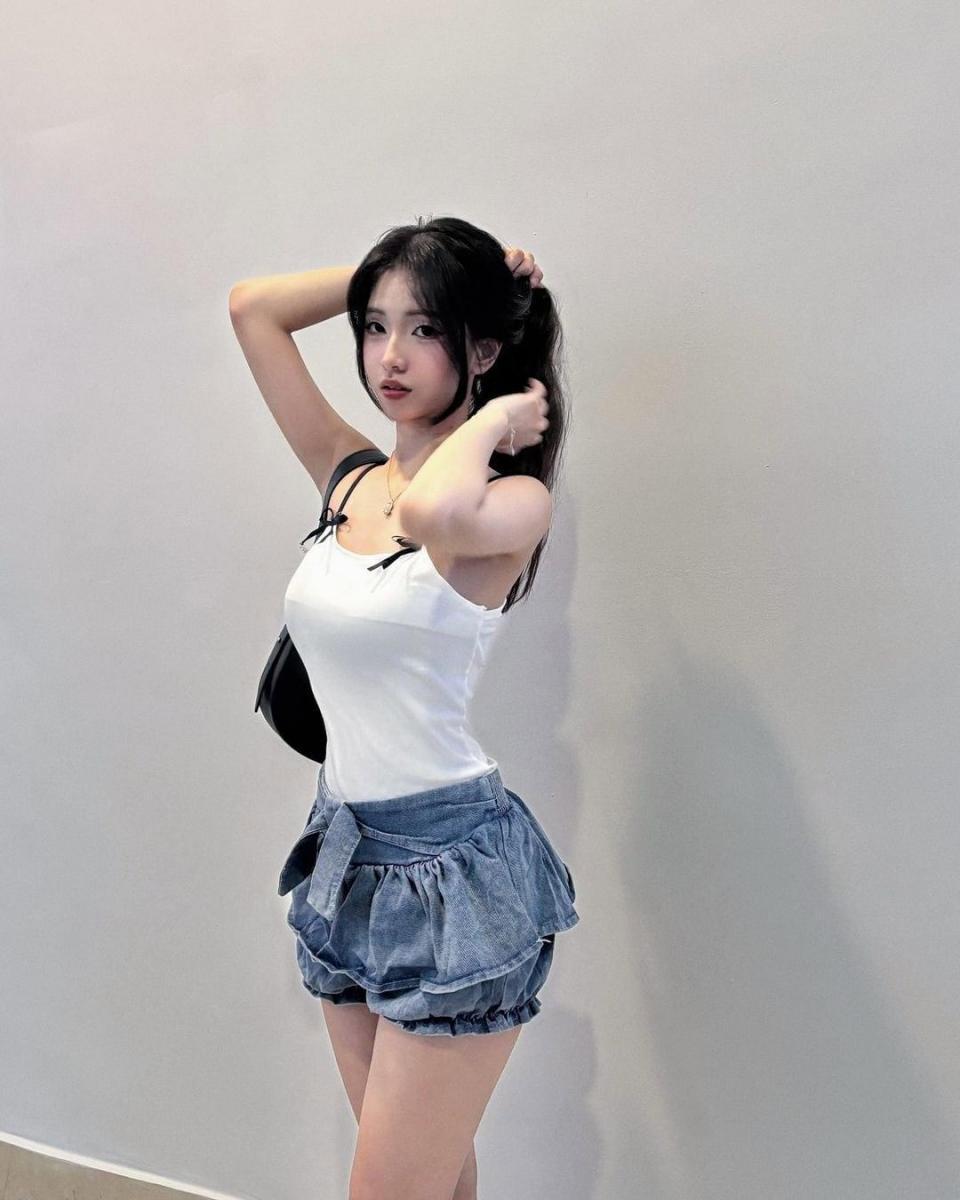 Gái xinh cởi quần và áo, mặc áo đẹp