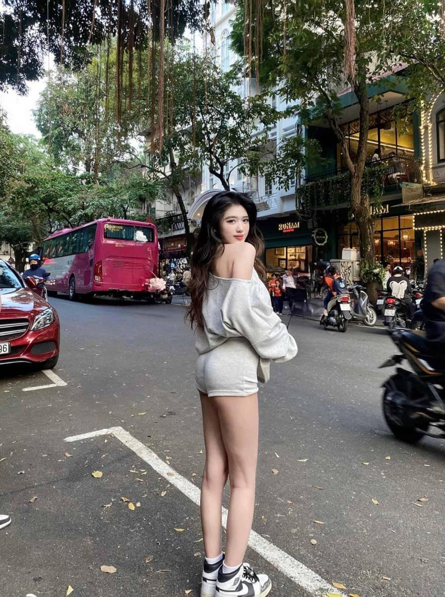 Ảnh gái xinh ngực to trong bộ quần áo sắc đẹp