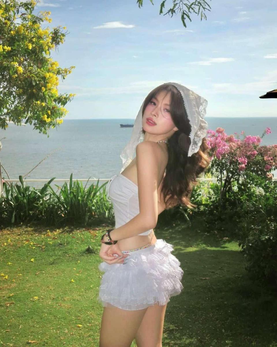 Gái xinh khoe mu trong bộ đồ sắc đẹp