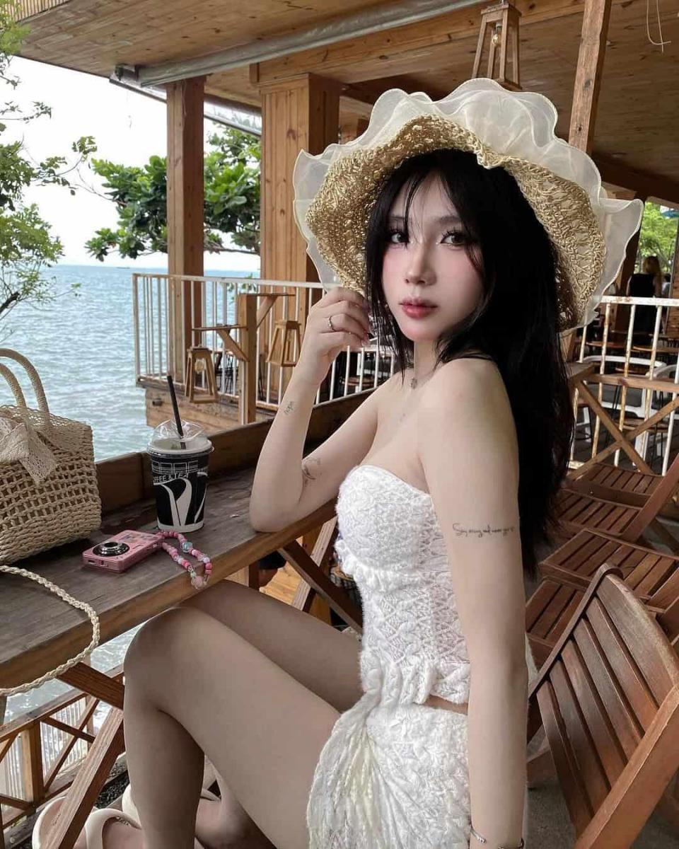 Gái đẹp mặc áo tắm khoe quần lót xinh đẹp