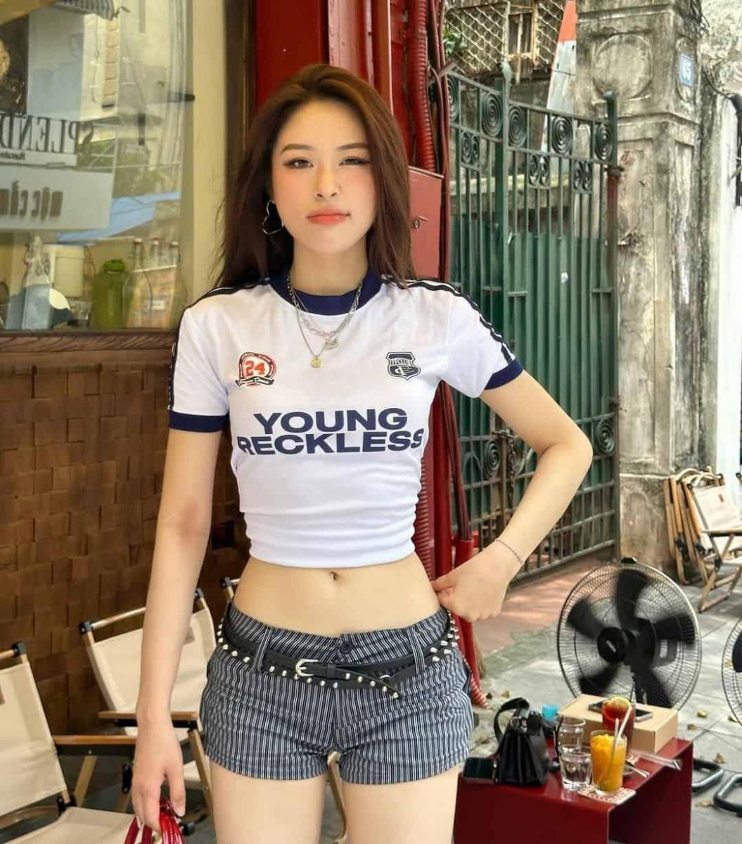 Ảnh gái xinh 2k5 mặc áo trễ vai đẹp