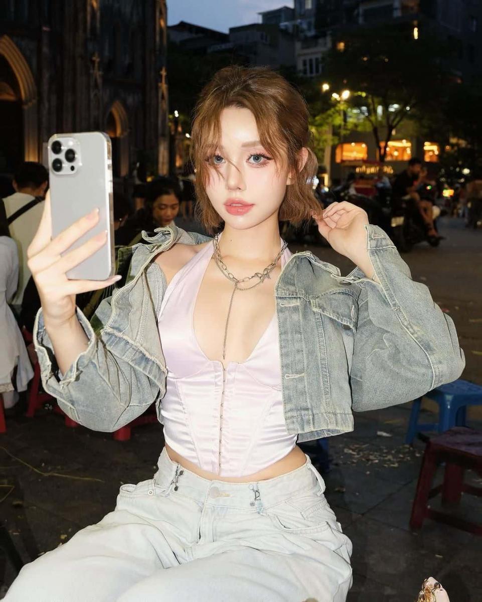 Gái xinh mặc bikini màu trắng và quần jean đẹp