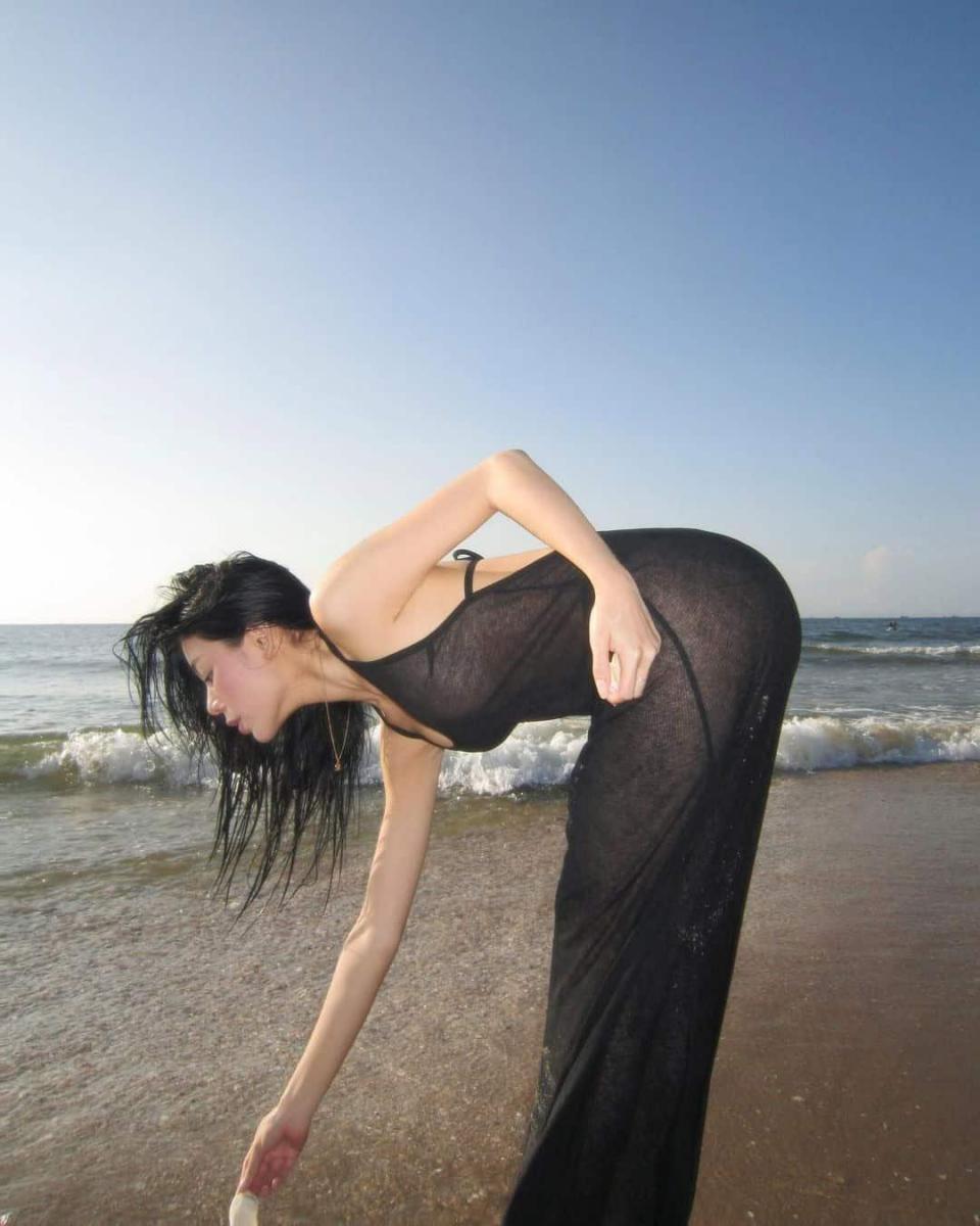 Cô gái xinh đẹp với ngực to và sắc đẹp cuốn hút